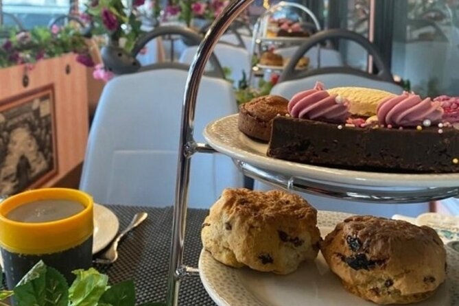 London Afternoon Tea Bus with Panoramic Tour - Commentary, music, and what you should expect