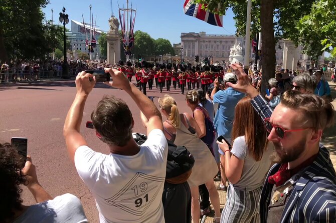 London Bike Tour: Landmarks, Secret Gems, Pub Stop & Street Art - St James’s Park, Horse Guards, and Buckingham Palace