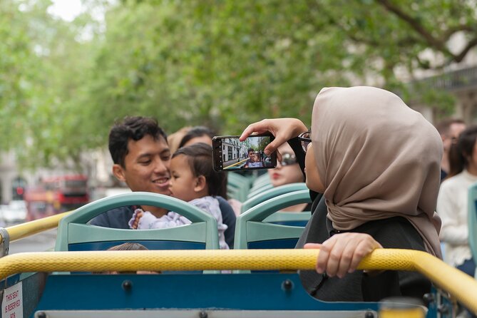 London Discovery by Day and by Night Hop-On Hop-off Tours - What the guide and audio experience are like