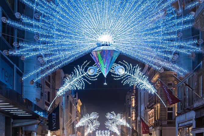 London Exclusive Christmas Lights Guided Tour by Black Cab - What the $598.60 group price really buys