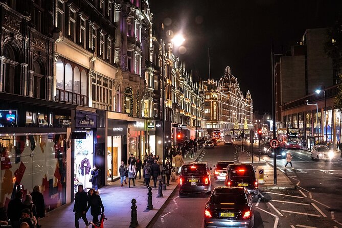 London Exclusive Christmas Lights Guided Tour by Black Cab - Trafalgar Square, Leicester Square, and Piccadilly Circus