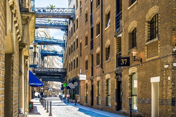 London Gin Safari: A Spirited, Juniper-Fuelled Jaunt - Riding through Dickensian London