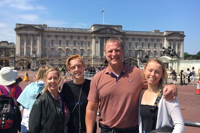 London Highlights Family-Friendly Walking Tour with Top Guide - Buckingham Palace and the changing of the Guard