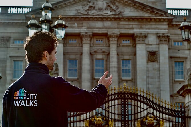 London: Landmarks Walking Tour - Trafalgar Square sets the stage