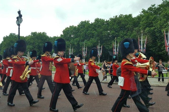 London Private Chauffeur Half-Day or Full-Day Vehicle Rental - Eight hours for Windsor, Salisbury, and Stonehenge