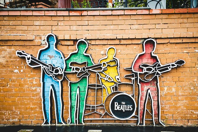 London Private Rock and Roll Tour with Pick Up - Denmark Street and London’s guitar tradition