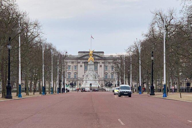 London Private Walking Tour with Brazilian Portuguese Guide - Tickets, transport, and extra costs