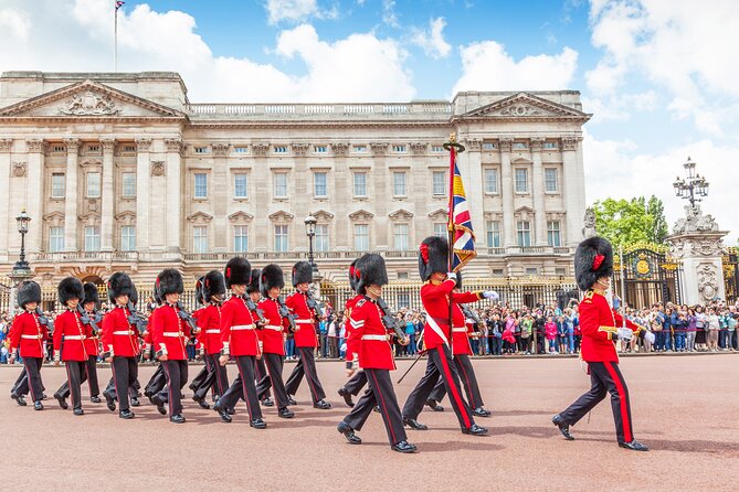 London Public Buses Audio Tour - The Tower of London and nearby sights