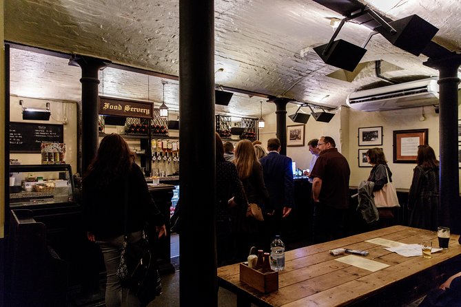 London Small Group Tour of Historical Pubs - The guides make the difference