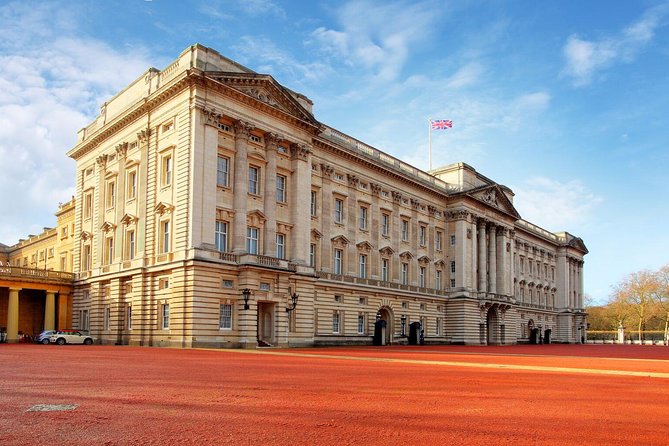 London Vintage Bus Tour Including River Thames Cruise with Optional Lunch - The Tower of London and a change of viewpoint