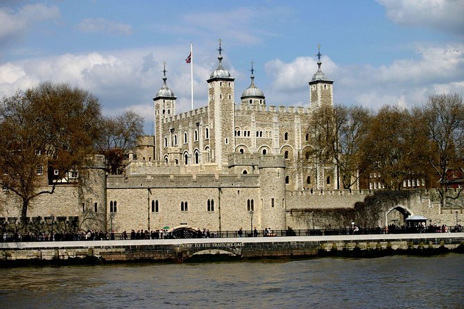 London Vintage Bus Tour Including River Thames Cruise with Optional Lunch - Guides, comfort, and the quality gap