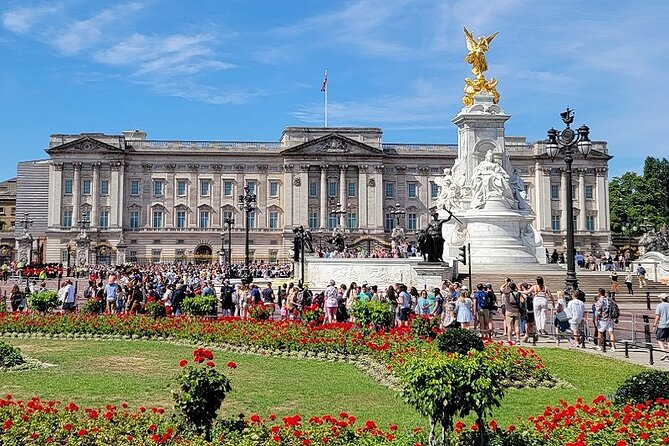 London: Westminster Abbey, Big Ben & Changing of the Guards Tour - Getting a good position for the Changing of the Guard