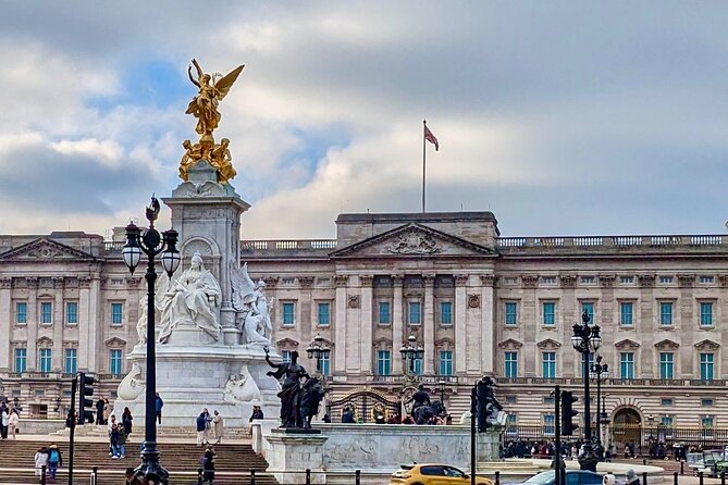 LONDON Westminster Private Walking Tour fully flexible - Trafalgar Square, Piccadilly, and Chinatown