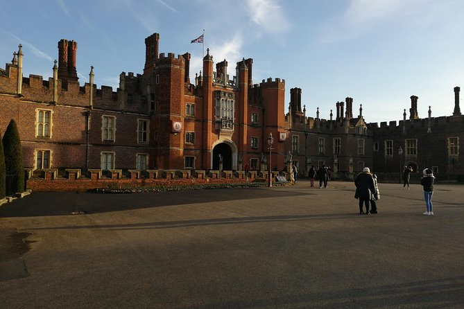 Luxury Private Day Hire London-London Stopover at Windsor & Hampton Court Palace - Windsor Castle from 10am to 1pm