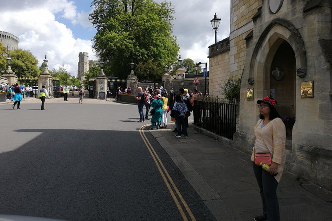 Luxury Private Vehicle Day Hire:London to London Stopover Windsor and its Castle - The return to London by 3:00 PM