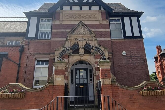 On the Origins of Charles Darwin: A Self-Guided Audio Tour of Shrewsbury - Tudor buildings and the feel of old Shrewsbury