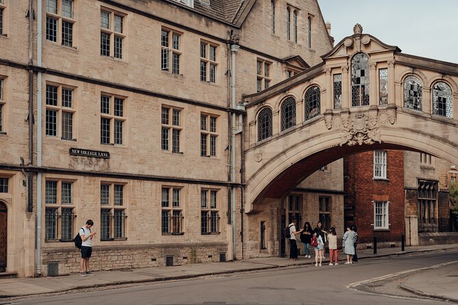 Oxford University Walking Tour by Alumni™ & Optional New College - Oriel College and the limits of a short tour