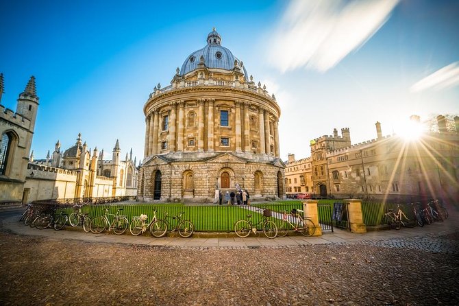 Oxford University Walking Tour by Alumni™ & Optional New College - Finding the red mailbox at 11 Broad Street