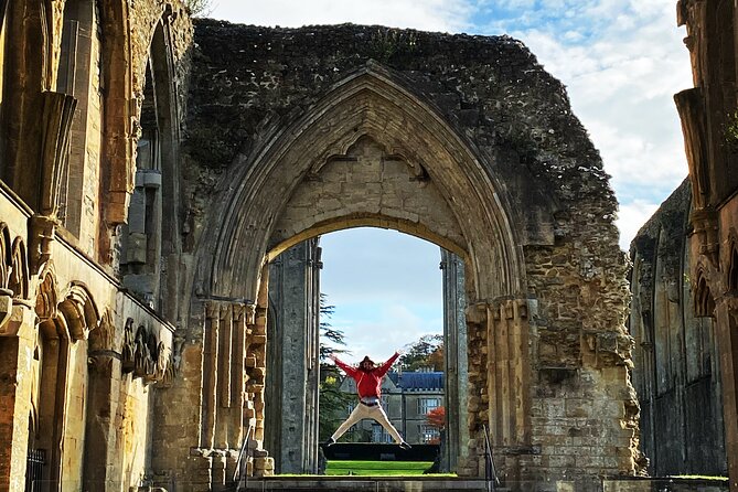Private Day Tour to Stonehenge and Glastonbury - The drive from London with Oz or Will