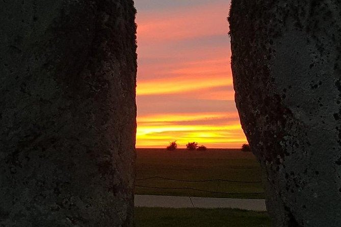 Private driver guided tour Stonehenge - A private road to Stonehenge from central London