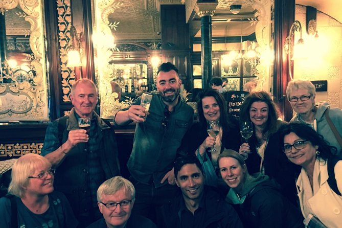 Private Group: Historical Pub Walking Tour of London - From old boundaries to courts and church bells