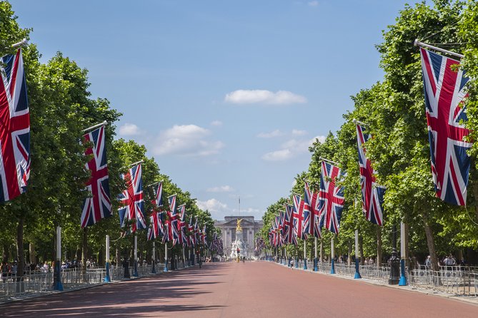 Private Guided London Highlights Walking Tour - Trafalgar Square and St. James’s Park: public space and royal green