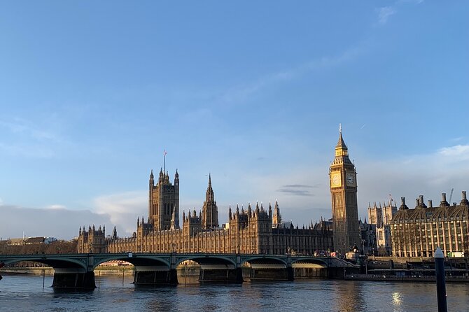 Private Guided Tour of London Landmarks - English or Italian - Trafalgar Square brings the route into focus