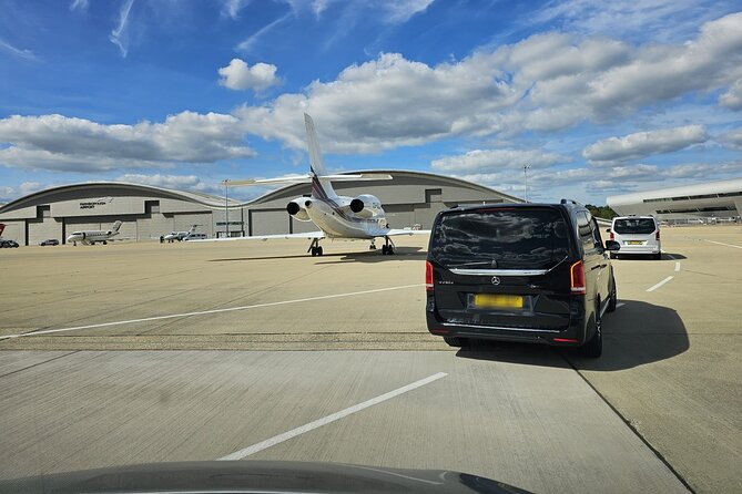 Private limo transfers Gatwick Airport to/from any London hotel - The ride from Gatwick to your London hotel