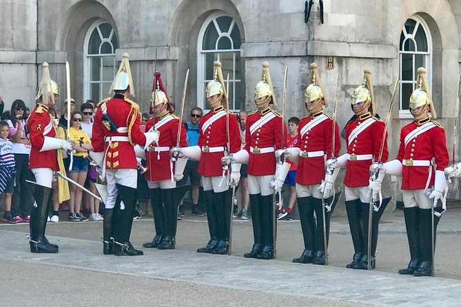 Private London Highlights Tour with Experienced Guide in Taxi - Why a black cab is a smart way to meet London