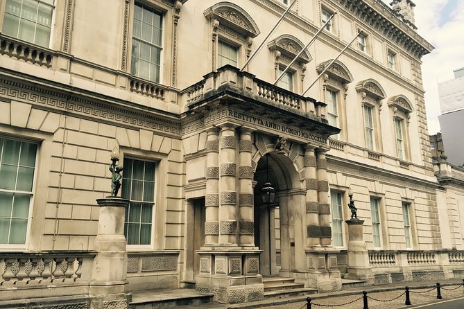 Private Tour: Downton Abbey London Locations by Taxi - Seeing Downton’s London through a black cab window