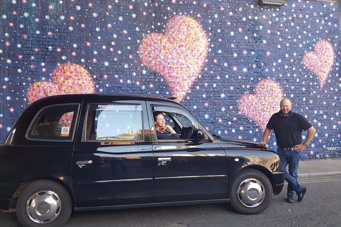 Private Tour: Traditional Black Cab Tour of London's Hidden Treasures - Buckingham Palace for the classic photograph