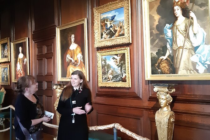 Private tour with an accredited expert guide Hampton Court Palace - Entering Hampton Court through the Tudor Gatehouse