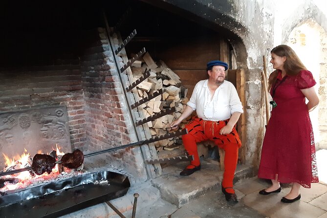 Private tour with an accredited expert guide Hampton Court Palace - From Tudor power to the Baroque palace