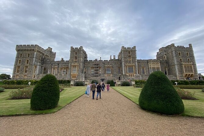 Private Windsor Castle and Stonehenge Day Tour - What the guide quality adds