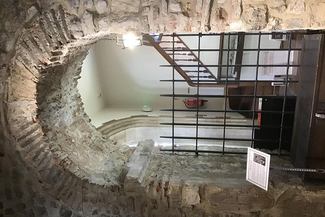 Roman London Private Walking Tour - Following the Roman wall through modern streets