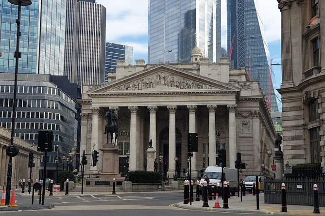 Roman Ruins to Blitz Bombings: A Walking Tour of London's Fiery History - The Monument and the Great Fire of 1666