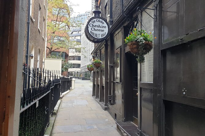 Roman Ruins to Blitz Bombings: A Walking Tour of London's Fiery History - Guildhall, the City’s civic heart