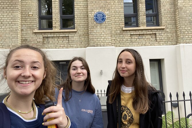 Romantic Notting Hill: Self-Guided Love Story Puzzle Walk - Finishing with Banksy’s The Painter