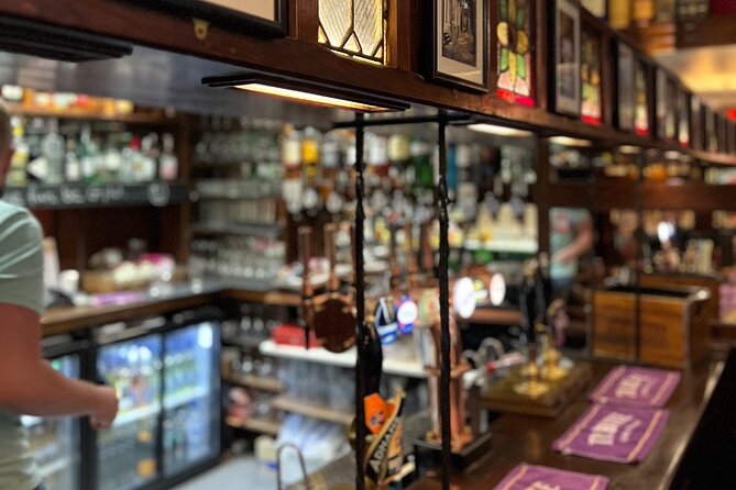 Royal Historic Pubs Walking Guided Tour in London - The guides are a major part of the value