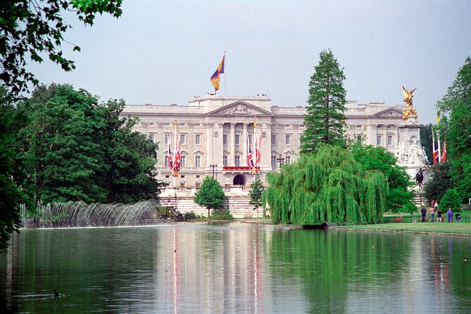 Royal London Guided Sightseeing Tour and Thames River Cruise - The walk to the Thames cruise