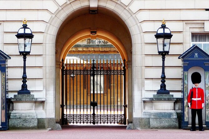 Royal London Guided Tour with Changing of the Guard - Who will enjoy this morning most?
