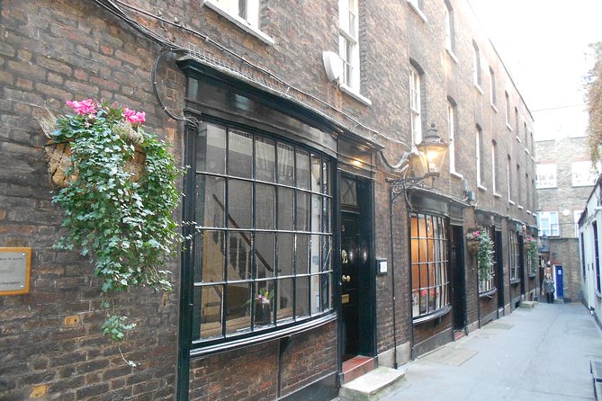 Secret Walking Tour of Central London - Guide style, group size, and hearing the commentary