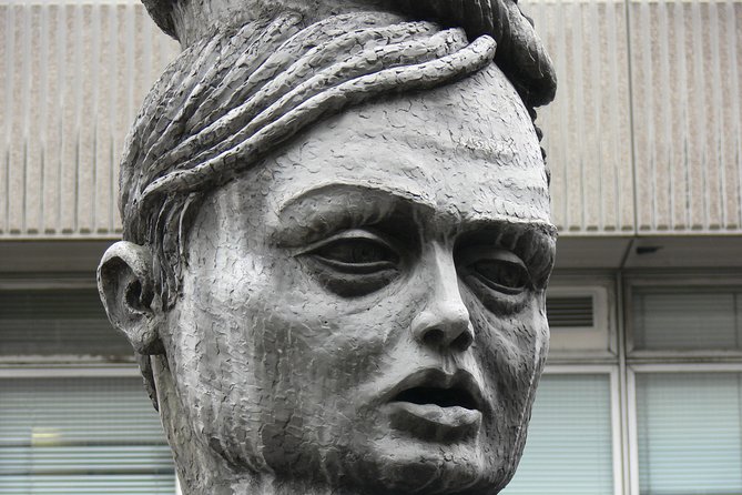 Shakespeare in the City Walk - In Shakespeare's footsteps North of the Thames - The speech carved into a strange monument