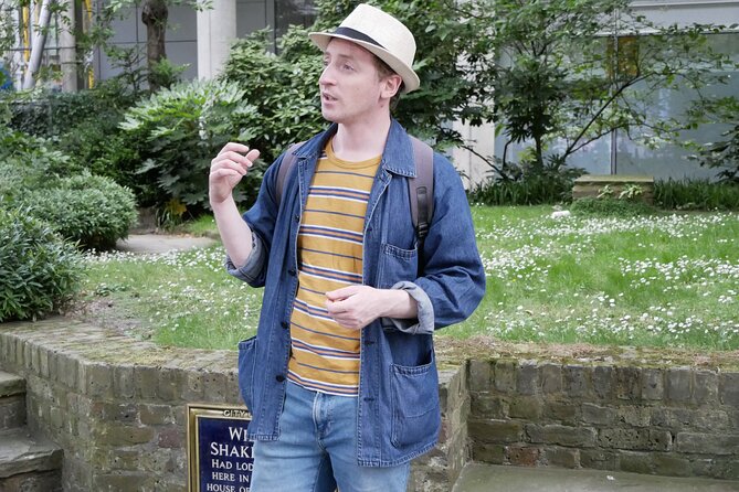 Shakespeare's Walking Tour in London - Crossing the Thames toward Shakespeare’s Globe
