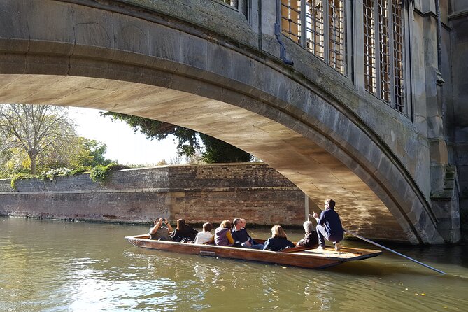 Shared Guided Punting Tour of Cambridge - Riverside colleges, gardens, and the covered bridge