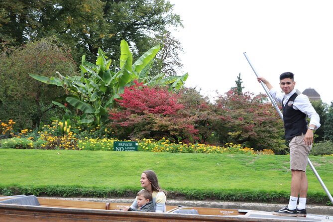 Shared Punt Tour - Cambridge - The Bridge of Sighs and the Wedding Cake Building