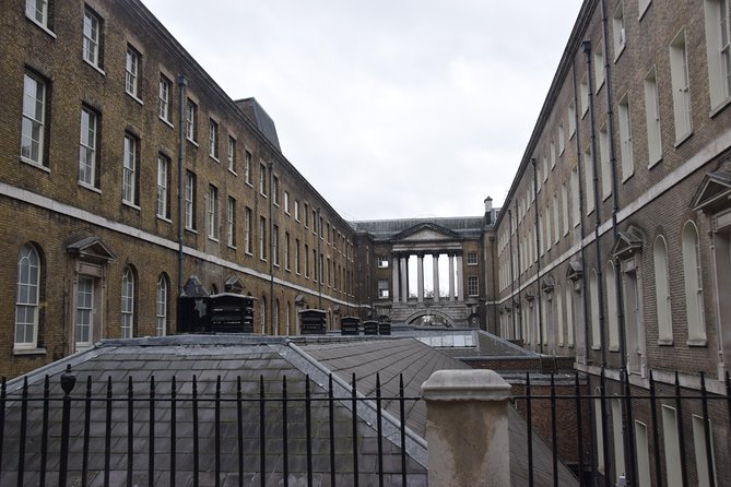 Sherlock Holmes Walking Tour in London - Guide style and the value of the storytelling