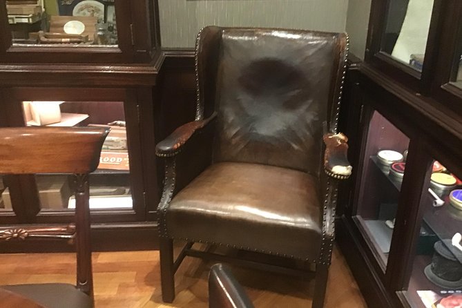Sir Winston Churchill Private Walking Tour & War Rooms - Royal palaces and the question of Churchill’s place