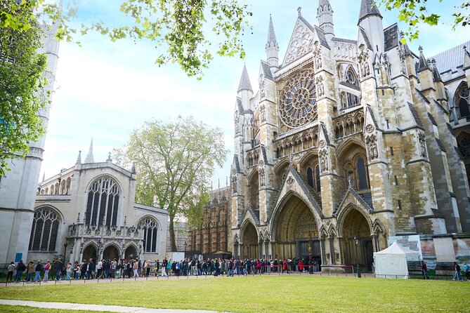 Skip the Line Tower of London & Westminster Tour and River Cruise - Buckingham Palace, St James’s, and the guards