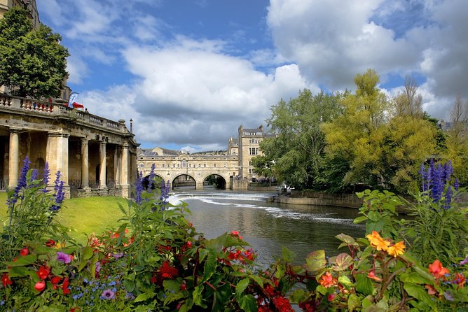 Stonehenge and Bath Day Trip from London with Optional Roman Baths Visit - What the guides add to the day